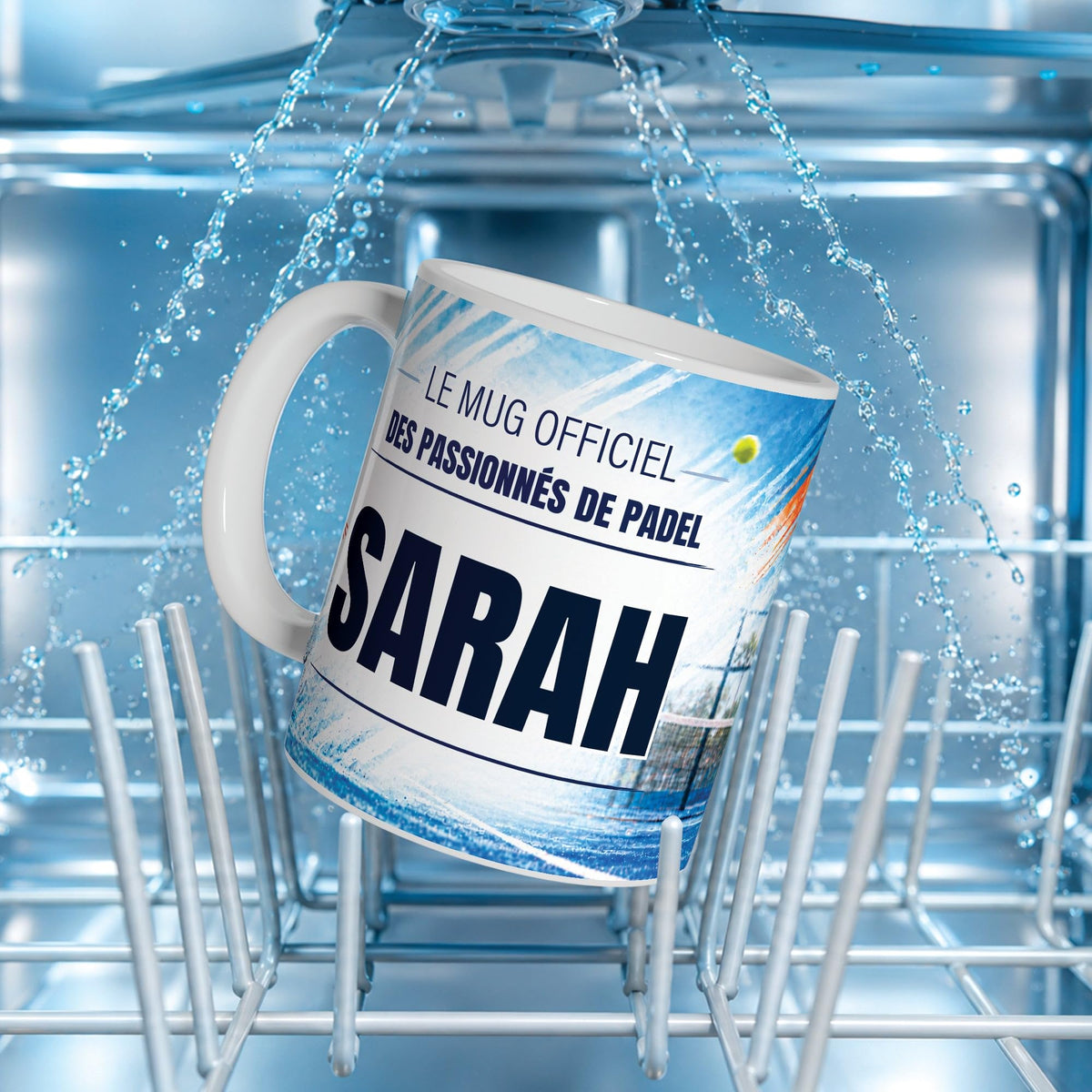 Mug padel femme au prénom posé dans un lave-vaisselle : l'impression du décor supporte le lavage en machine ; personnalisé avec votre texte puis livré chez vous (exemple)