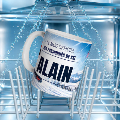 Mug ski au prénom posé dans un lave-vaisselle : l'impression du décor supporte le lavage en machine ; personnalisé avec votre texte puis livré chez vous (exemple)
