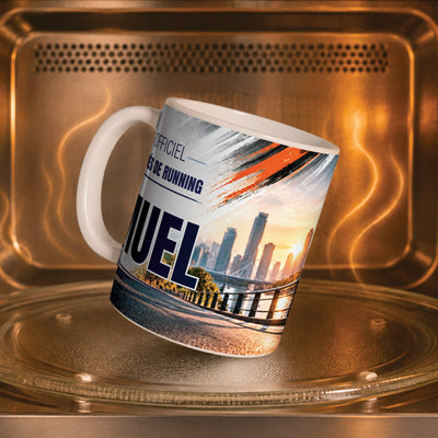 Mug running personnalisé dans un four à micro-ondes, pour réchauffer café ou thé ; décor imprimé tout autour de la tasse en céramique, livré chez vous (exemple)