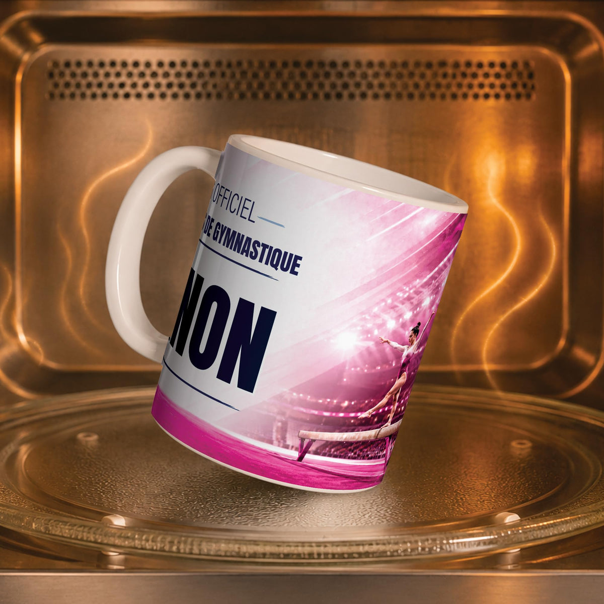 Mug gymnastique dans un four à micro-ondes, on y voit la poutre dans une salle comble : compatible micro-ondes, aussi en version magique révélée par la chaleur ; livré chez vous (exemple)
