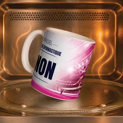 Mug gymnastique dans un four à micro-ondes, on y voit la poutre dans une salle comble : compatible micro-ondes, aussi en version magique révélée par la chaleur ; livré chez vous (exemple)