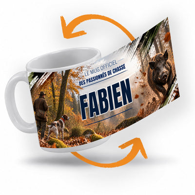 Décor chasse déroulé à 360° autour du mug : un sanglier qui surgit du sous-bois, touches kaki et noires, votre texte et son prénom au centre ; imprimé puis livré chez vous (exemple)