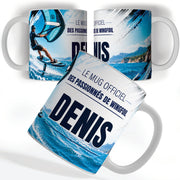 Mug wingfoil vu de face et de dos : aile turquoise au vent, « Le mug officiel des passionnés de wingfoil » et votre prénom, imprimés sur céramique blanche et livrés chez vous (exemple)