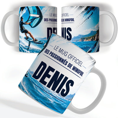 Mug wingfoil vu de face et de dos : aile turquoise au vent, « Le mug officiel des passionnés de wingfoil » et votre prénom, imprimés sur céramique blanche et livrés chez vous (exemple)