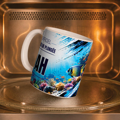 Mug plongée sous-marine personnalisé dans un four à micro-ondes, pour réchauffer café ou thé ; décor imprimé tout autour de la tasse en céramique, livré chez vous (exemple)
