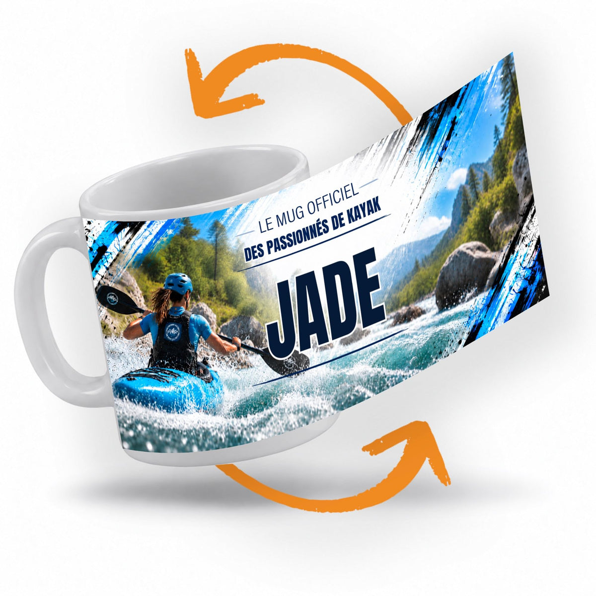 Décor kayak déroulé à 360° autour du mug : une rivière de montagne entre les sapins, touches bleues et noires, votre texte et son prénom au centre ; imprimé puis livré chez vous (exemple)