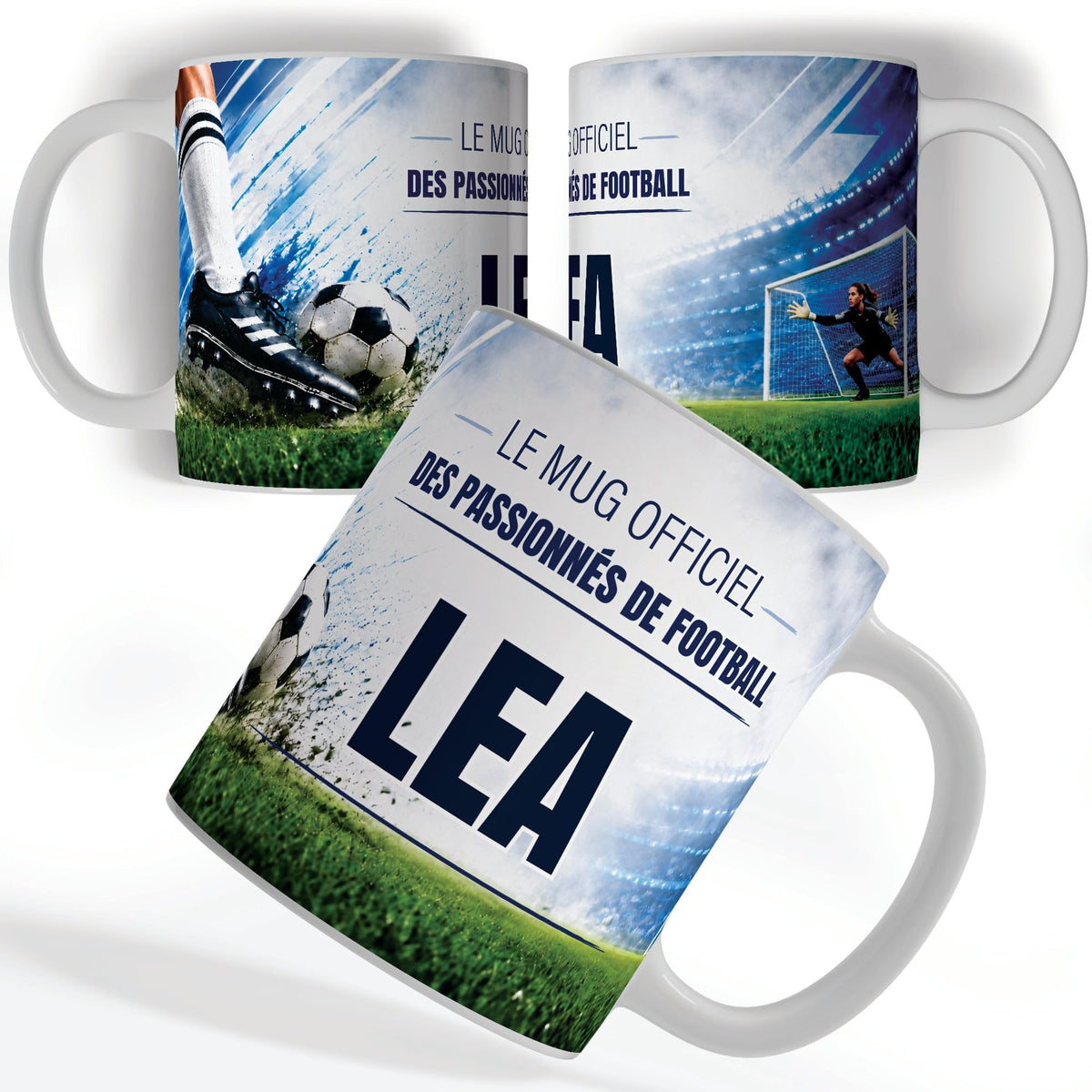 Mug football personnalisé avec prénom, vu sous trois angles : une frappe au ras de la pelouse, décor imprimé à 360° sur céramique blanche ; livré chez vous (exemple)