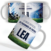 Mug football personnalisé avec prénom, vu sous trois angles : une frappe au ras de la pelouse, décor imprimé à 360° sur céramique blanche ; livré chez vous (exemple)