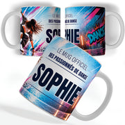 Mug danse urbaine personnalisé avec prénom, vu sous trois angles : une danseuse urbaine en pleine figure, décor imprimé à 360° sur céramique blanche ; livré chez vous (exemple)