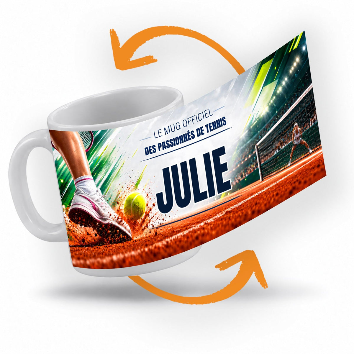 Décor tennis femme imprimé à 360° sur le mug : une chaussure de joueuse et une balle jaune sur la terre battue, une joueuse sur un court éclairé en fond ; prénom au centre, livré chez vous (exemple)