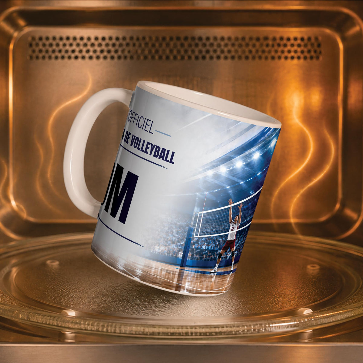Mug volleyball personnalisé dans un four à micro-ondes, pour réchauffer café ou thé ; décor imprimé tout autour de la tasse en céramique, livré chez vous (exemple)