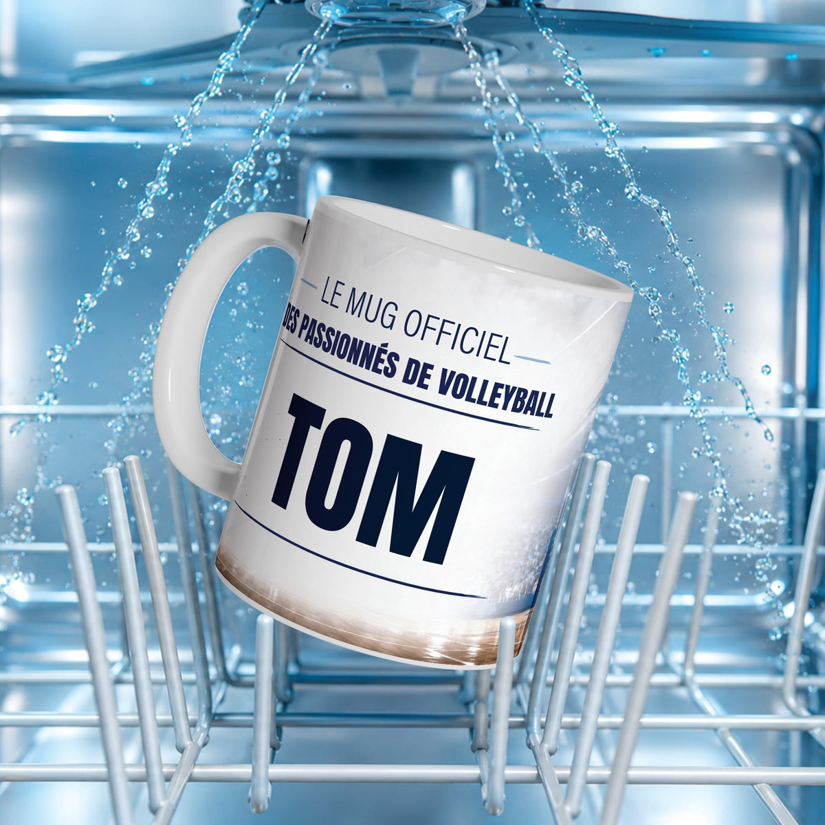Mug volleyball au prénom posé dans un lave-vaisselle : l'impression du décor supporte le lavage en machine ; personnalisé avec votre texte puis livré chez vous (exemple)