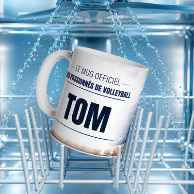 Mug volleyball au prénom posé dans un lave-vaisselle : l'impression du décor supporte le lavage en machine ; personnalisé avec votre texte puis livré chez vous (exemple)
