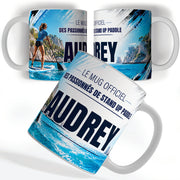 Mug stand up paddle femme vu de face et de dos : pagayeuse en mer, « Le mug officiel des passionnés de stand up paddle » et votre prénom, imprimés sur céramique blanche et livrés chez vous (exemple)