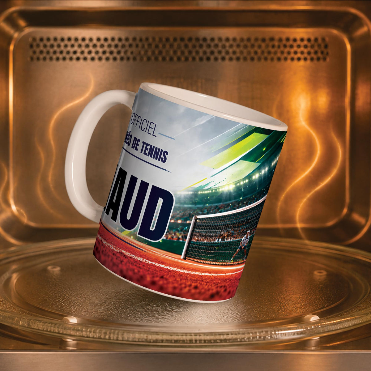 Mug tennis personnalisé dans un four à micro-ondes, pour réchauffer café ou thé ; décor imprimé tout autour de la tasse en céramique, livré chez vous (exemple)