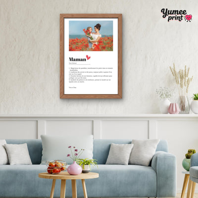 Affiche Maman façon définition en cadre bois au mur d'un salon : votre photo, vos quatre définitions et votre signature, une création imprimée et livrée chez vous (exemple)