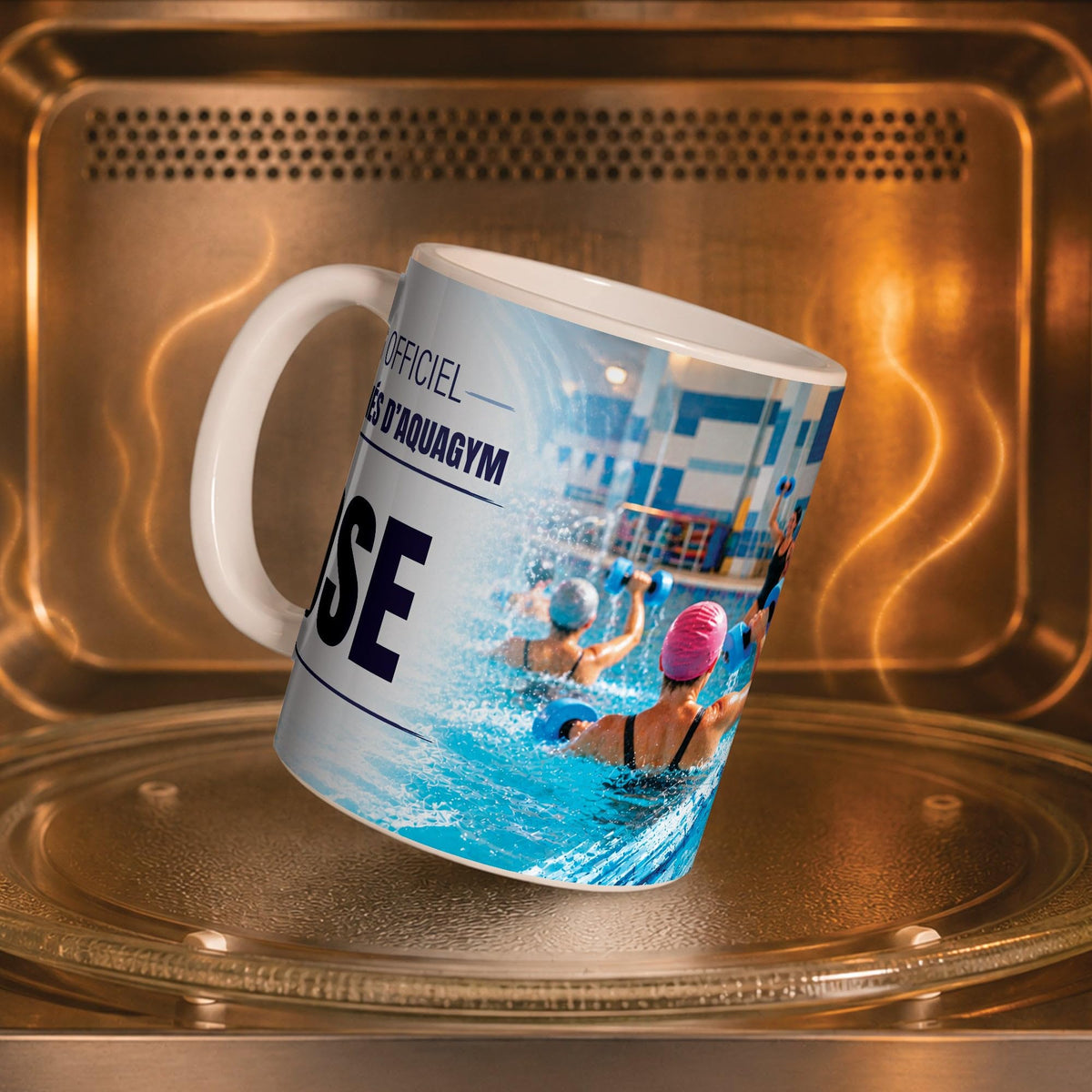 Mug aquagym dans un four à micro-ondes, on y voit le bassin plein d'éclaboussures : compatible micro-ondes, aussi en version magique révélée par la chaleur ; livré chez vous (exemple)