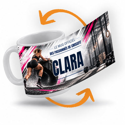 Décor façon CrossFit déroulé à 360° autour du mug : une salle avec anneaux et barre chargée, touches rose fuchsia, votre texte et son prénom au centre ; imprimé puis livré chez vous (exemple)