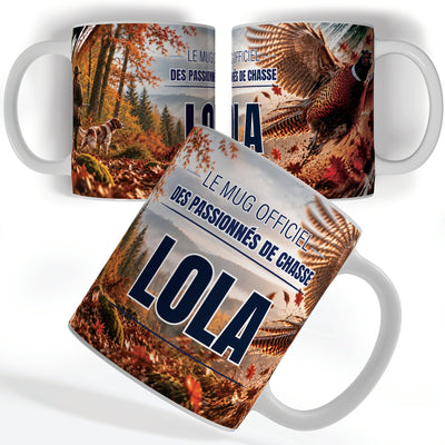 Mug chasse personnalisé avec prénom, vu sous trois angles : une chasseuse et son chien d'arrêt en forêt d'automne, décor imprimé à 360° sur céramique blanche ; livré chez vous (exemple)