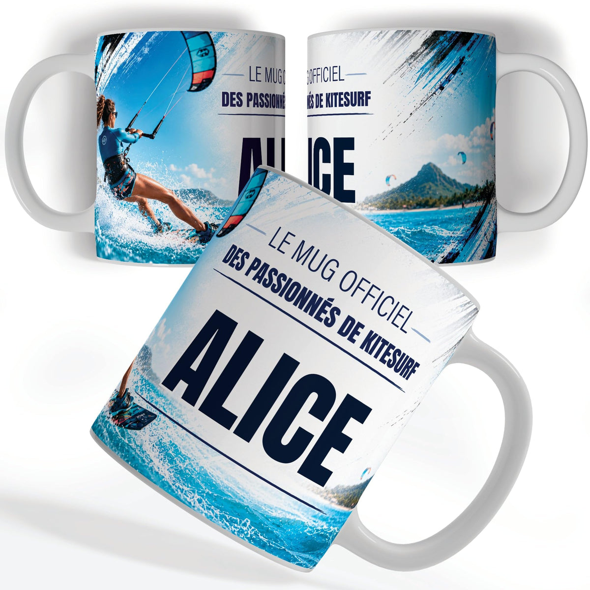 Mug kitesurf femme vu de face et de dos : kitesurfeuse sur l'eau turquoise, « Le mug officiel des passionnés de kitesurf » et votre prénom, imprimés sur céramique blanche et livrés chez vous (exemple)