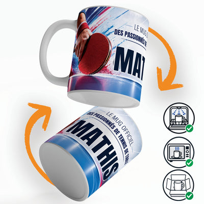 Mug tennis de table vu sous deux angles, prénom et texte au choix ; compatible lave-vaisselle et micro-ondes, expédié calé dans une boîte en carton jusque chez vous (exemple)