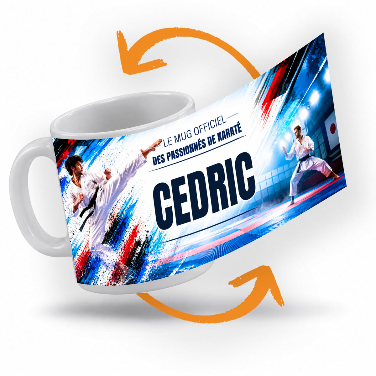 Décor karaté déroulé à 360° autour du mug : un second karatéka en garde, touches bleues, rouges et noires, votre texte et son prénom au centre ; imprimé puis livré chez vous (exemple)