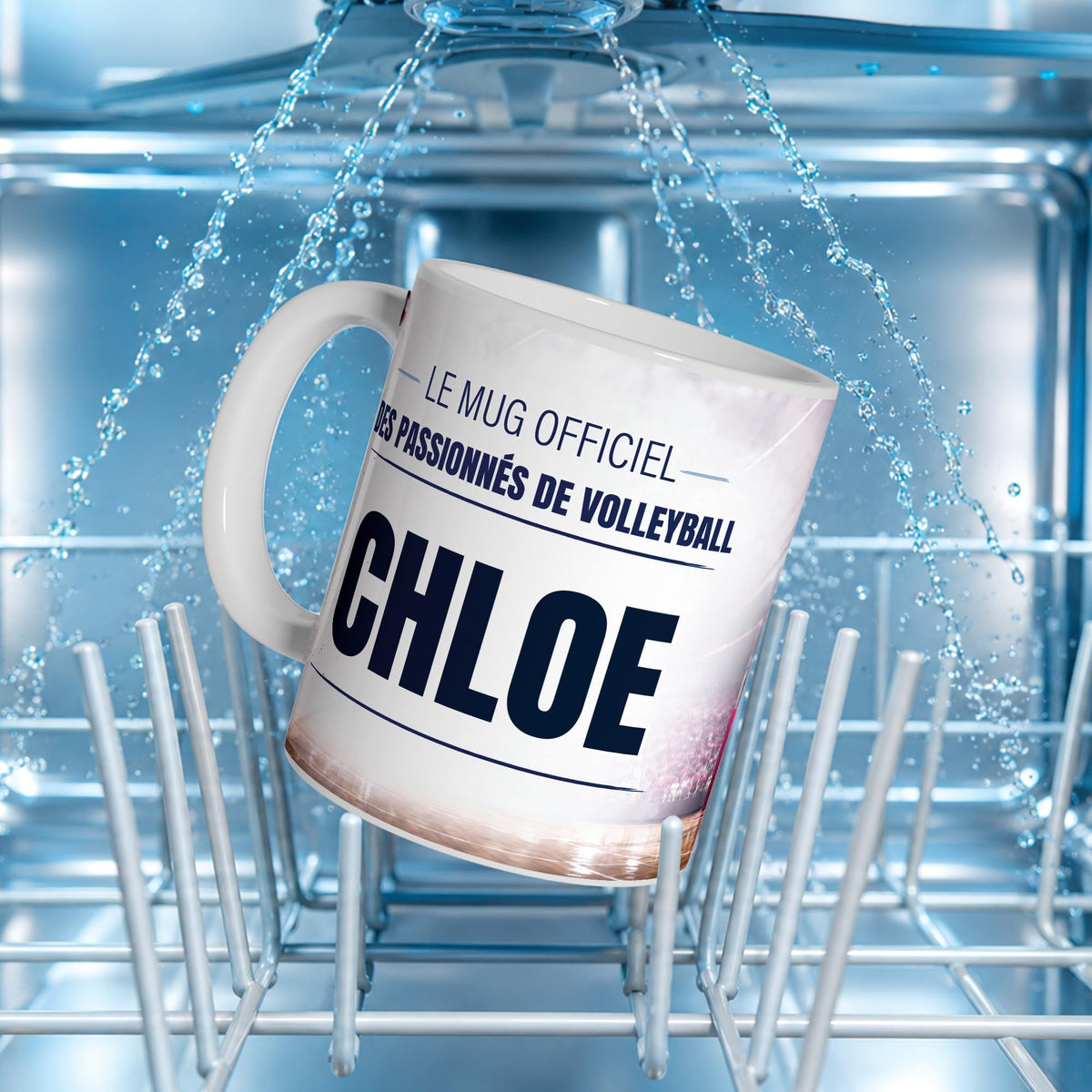 Mug volleyball femme au prénom posé dans un lave-vaisselle : l'impression du décor supporte le lavage en machine ; personnalisé avec votre texte puis livré chez vous (exemple)