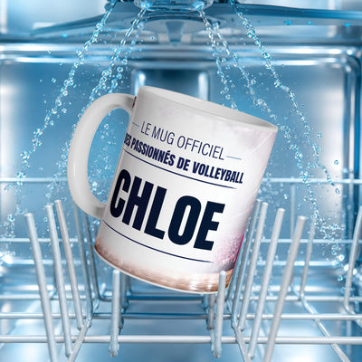 Mug volleyball femme au prénom posé dans un lave-vaisselle : l'impression du décor supporte le lavage en machine ; personnalisé avec votre texte puis livré chez vous (exemple)