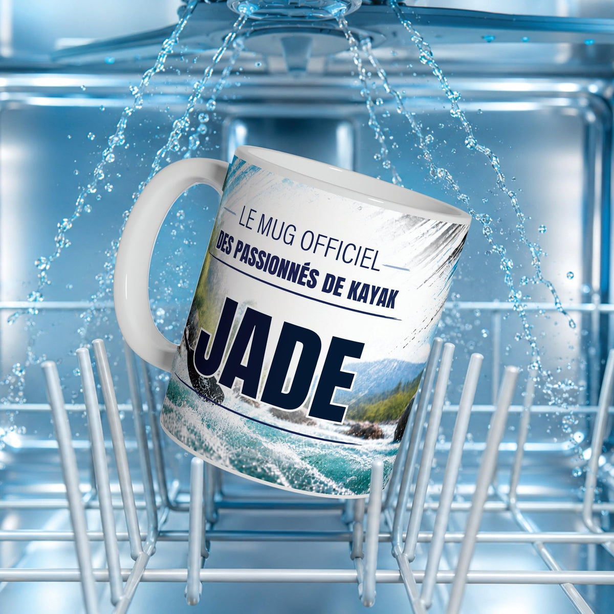 Mug kayak au prénom dans le panier d'un lave-vaisselle : impression compatible lave-vaisselle ; neuf textes au choix, dont vos propres phrases, livré chez vous (exemple)