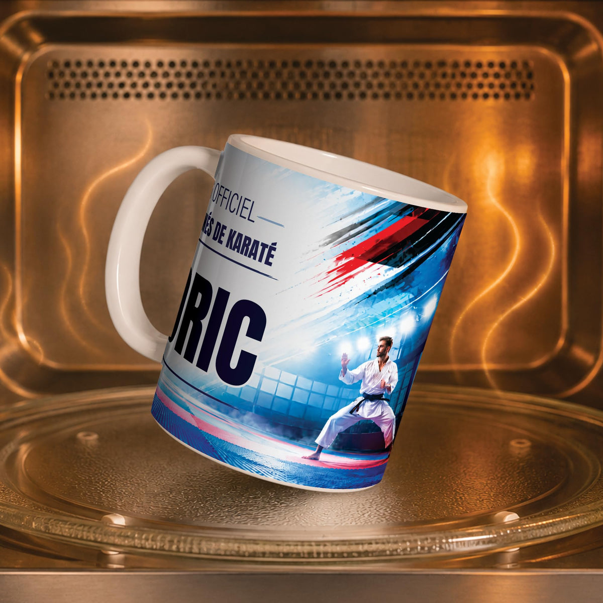 Mug karaté dans un four à micro-ondes, on y voit le tatami bleu et rouge : compatible micro-ondes, aussi en version magique révélée par la chaleur ; livré chez vous (exemple)