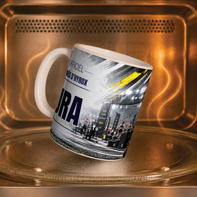 Mug façon Hyrox dans un four à micro-ondes, on y voit la salle de compétition : compatible micro-ondes, aussi en version magique révélée par la chaleur ; livré chez vous (exemple)