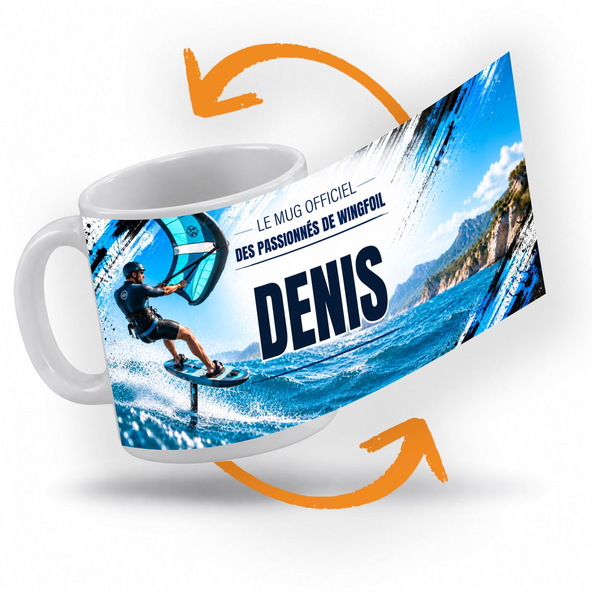 Décor wingfoil imprimé à 360° sur le mug : un pratiquant de wingfoil, aile turquoise en main, qui vole au-dessus d'une mer bleue, côte rocheuse en fond ; prénom au centre, livré chez vous (exemple)