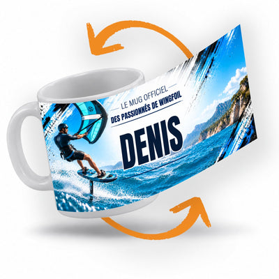 Décor wingfoil imprimé à 360° sur le mug : un pratiquant de wingfoil, aile turquoise en main, qui vole au-dessus d'une mer bleue, côte rocheuse en fond ; prénom au centre, livré chez vous (exemple)