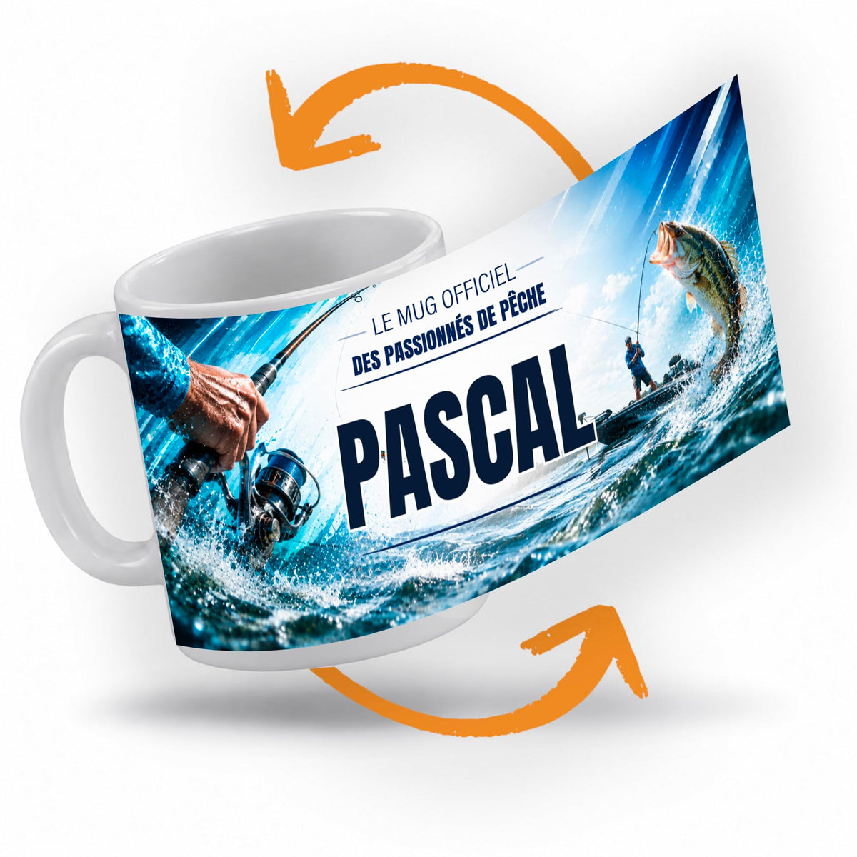 Décor pêche imprimé à 360° sur le mug : un moulinet en gros plan, un poisson qui jaillit de l'eau et un pêcheur debout sur son bateau ; prénom au centre, livré chez vous (exemple)