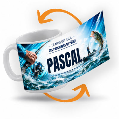 Décor pêche imprimé à 360° sur le mug : un moulinet en gros plan, un poisson qui jaillit de l'eau et un pêcheur debout sur son bateau ; prénom au centre, livré chez vous (exemple)