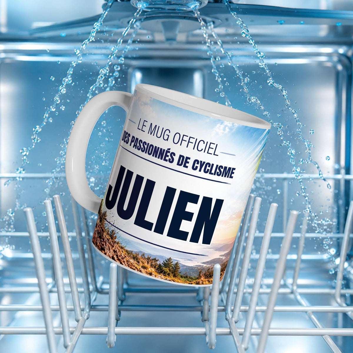 Mug VTT au prénom posé dans un lave-vaisselle : l'impression du décor supporte le lavage en machine ; personnalisé avec votre texte puis livré chez vous (exemple)