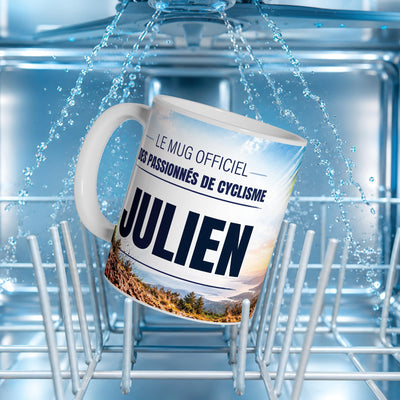 Mug VTT au prénom posé dans un lave-vaisselle : l'impression du décor supporte le lavage en machine ; personnalisé avec votre texte puis livré chez vous (exemple)