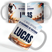 Mug skateboard vu de face et de dos : skateur en plein saut, « Le mug officiel des passionnés de skateboard » et votre prénom, imprimés sur céramique blanche et livrés chez vous (exemple)