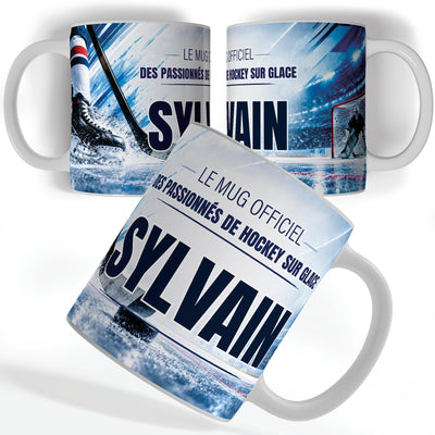 Mug hockey sur glace personnalisé avec prénom, vu sous trois angles : une crosse qui s'empare du palet, décor imprimé à 360° sur céramique blanche ; livré chez vous (exemple)