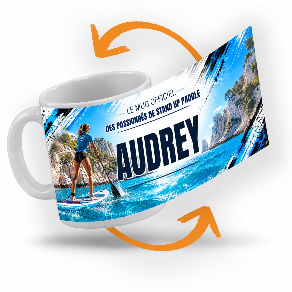 Décor stand up paddle femme imprimé à 360° sur le mug : une pagayeuse debout sur sa planche, des falaises calcaires et une eau turquoise en fond ; prénom au centre, livré chez vous (exemple)