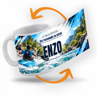 Décor kayak déroulé à 360° autour du mug : une rivière entre rochers et pins, touches bleues et noires, votre texte et son prénom au centre ; imprimé puis livré chez vous (exemple)