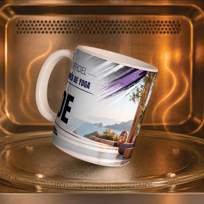Mug yoga personnalisé dans un four à micro-ondes, pour réchauffer café ou thé ; décor imprimé tout autour de la tasse en céramique, livré chez vous (exemple)