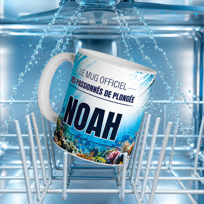 Mug plongée sous-marine au prénom posé dans un lave-vaisselle : l'impression du décor supporte le lavage en machine ; personnalisé avec votre texte puis livré chez vous (exemple)