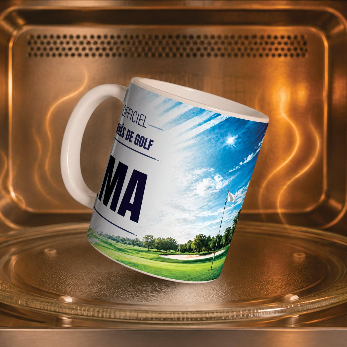 Mug golf dans un four à micro-ondes, on y voit le fairway et le green : compatible micro-ondes, aussi en version magique révélée par la chaleur ; livré chez vous (exemple)