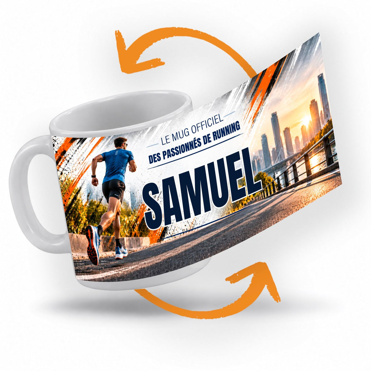 Décor running imprimé à 360° sur le mug : un coureur en tenue bleue sur les quais du fleuve, un pont et des tours dans une lumière dorée ; prénom au centre, livré chez vous (exemple)