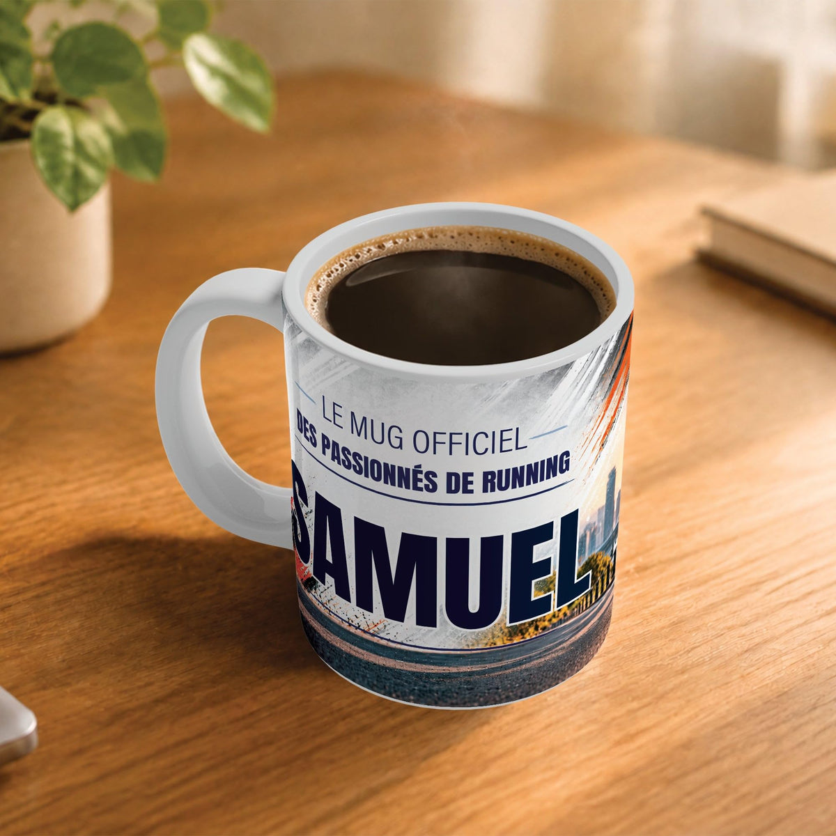 Exemple d'usage : le mug running rempli de café sur une table en bois ; 330 ml de céramique blanche, votre prénom imprimé sous le titre, livré à domicile (exemple)