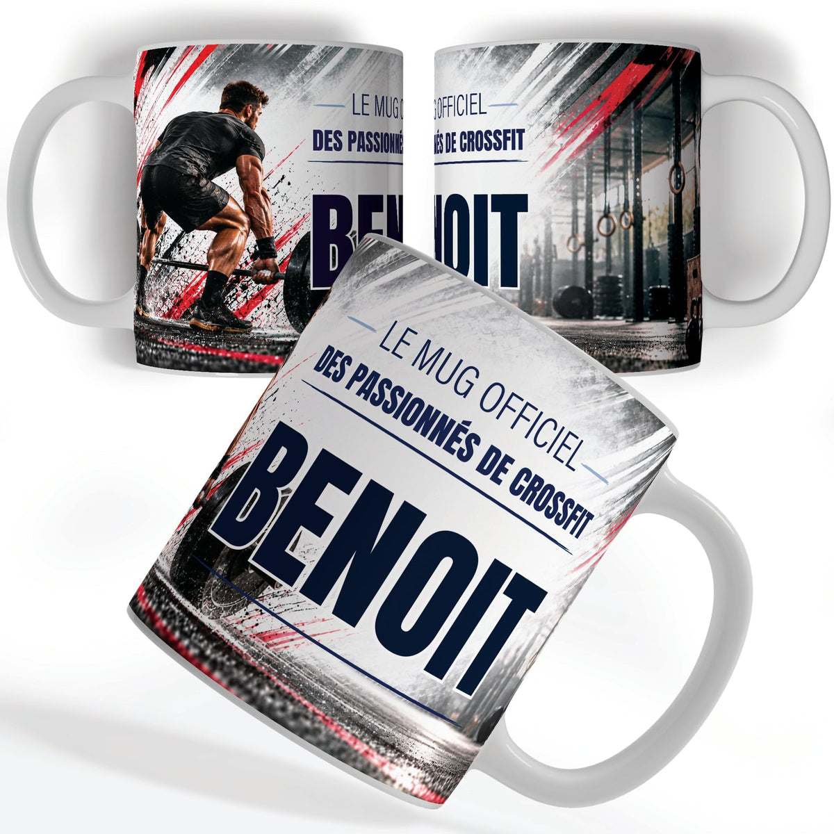 Mug façon CrossFit personnalisé avec prénom, vu sous trois angles : un athlète agrippé à une barre chargée, décor imprimé à 360° sur céramique blanche ; livré chez vous (exemple)