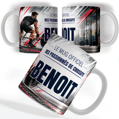 Mug façon CrossFit personnalisé avec prénom, vu sous trois angles : un athlète agrippé à une barre chargée, décor imprimé à 360° sur céramique blanche ; livré chez vous (exemple)