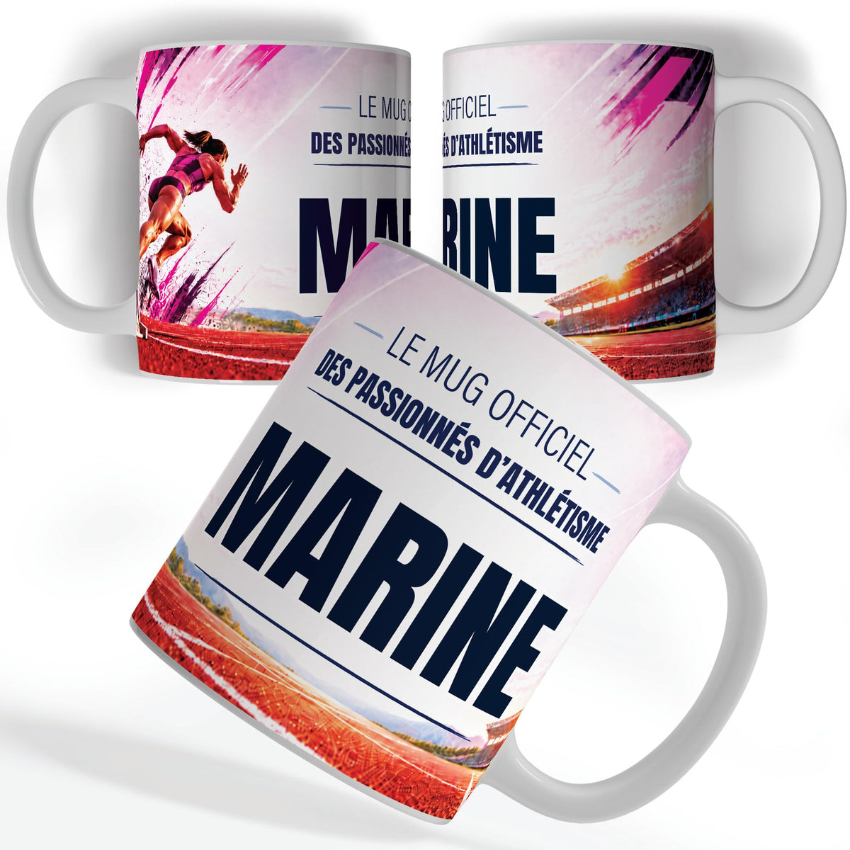 Mug athlétisme personnalisé avec prénom, vu sous trois angles : une sprinteuse qui jaillit des starting-blocks, décor imprimé à 360° sur céramique blanche ; livré chez vous (exemple)