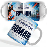Mug padel vu de face et de dos : joueur de padel en pleine frappe, « Le mug officiel des passionnés de padel » et votre prénom, imprimés sur céramique blanche et livrés chez vous (exemple)